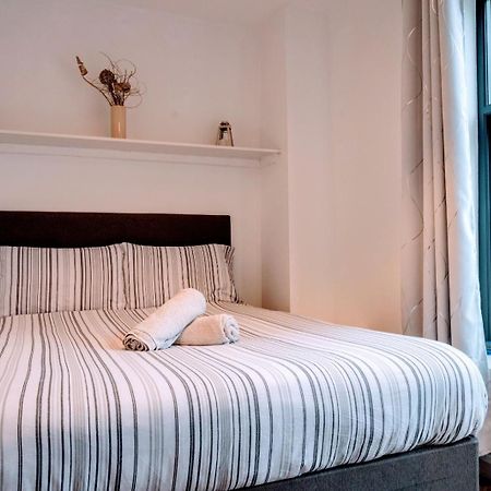 Contractor And Family Friendly Grade II Townhouse- 3 Bedrooms- Free Parking NWI Exterior foto